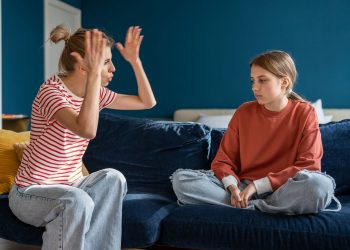 Πώς αντιμετωπίζουμε τον θυμό των εφήβων χωρίς να χάνουμε την ψυχραιμία μας;