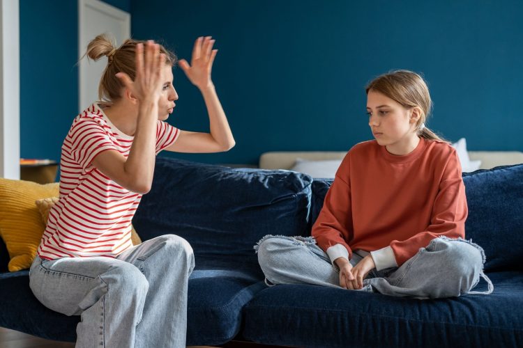 Πώς αντιμετωπίζουμε τον θυμό των εφήβων χωρίς να χάνουμε την ψυχραιμία μας;