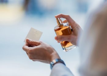 Πώς να διαλέξουμε το άρωμα που μας ταιριάζει (χωρίς να ξοδέψουμε μια περιουσία)