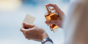 Πώς να διαλέξουμε το άρωμα που μας ταιριάζει (χωρίς να ξοδέψουμε μια περιουσία)