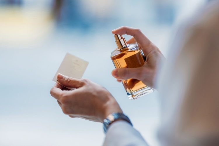 Πώς να διαλέξουμε το άρωμα που μας ταιριάζει (χωρίς να ξοδέψουμε μια περιουσία)