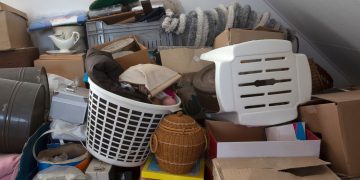 Σπίτια γεμάτα αντικείμενα, άνθρωποι γεμάτοι «βάρη»