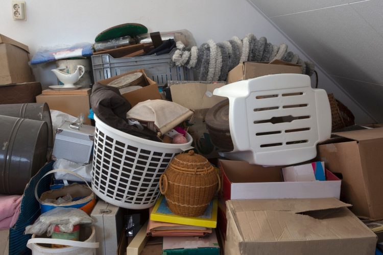 Σπίτια γεμάτα αντικείμενα, άνθρωποι γεμάτοι «βάρη»