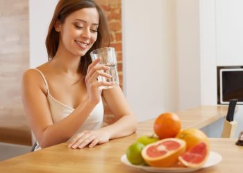 Τι σημαίνει πραγματικά «καλή ζωή» πέρα από 10.000 βήματα και πράσινους χυμούς