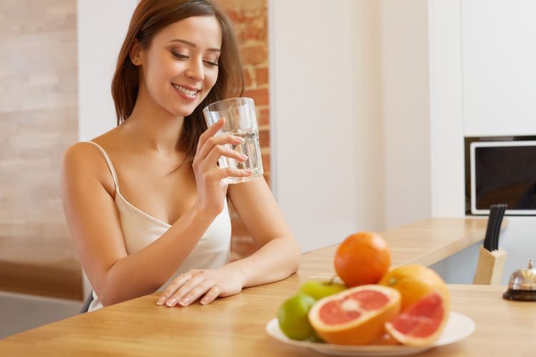 Τι σημαίνει πραγματικά «καλή ζωή» πέρα από 10.000 βήματα και πράσινους χυμούς