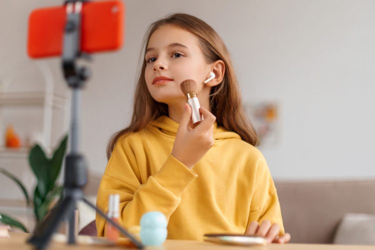 10 χρονών και contour: Τι στο καλό συμβαίνει στο TikTok;