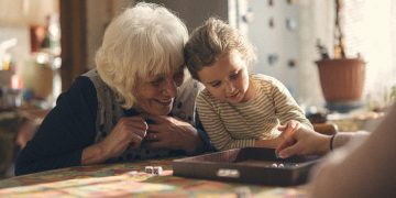 γιαγιά με εγγόνι