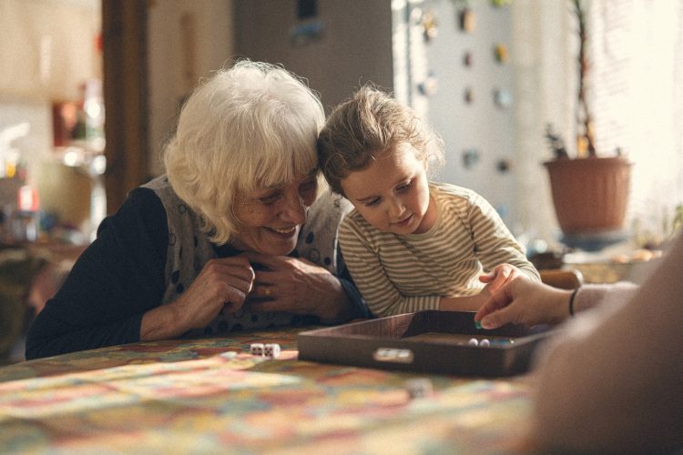 γιαγιά με εγγόνι