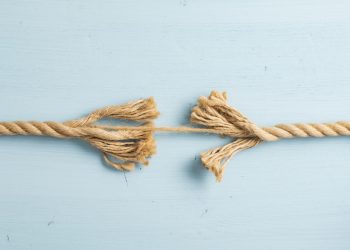 Γιατί επιμένουμε σε λάθος επιλογές; Η ψυχολογία της προσκόλλησης;