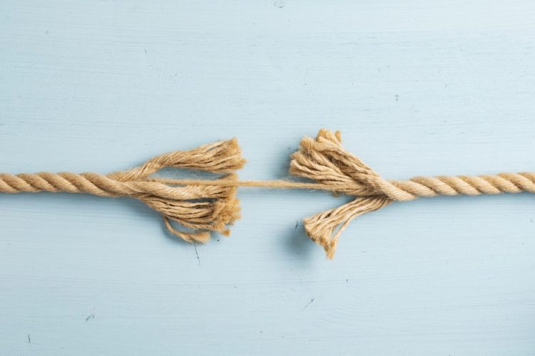 Γιατί επιμένουμε σε λάθος επιλογές; Η ψυχολογία της προσκόλλησης;