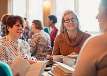 Η δύναμη της συλλογικότητας: Πώς οι σύλλογοι γυναικών και τα book clubs ενδυναμώνουν τις γυναίκες