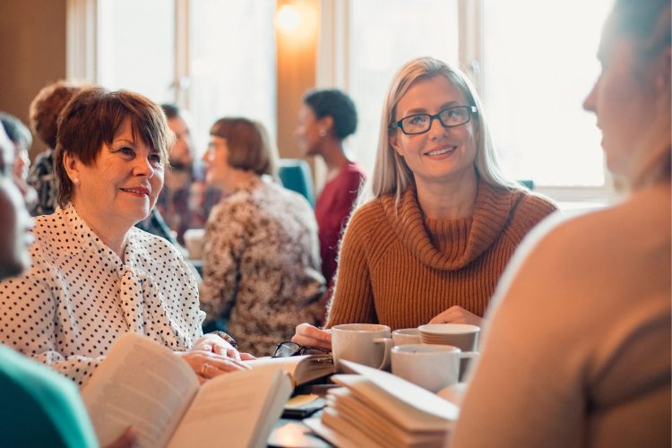 Η δύναμη της συλλογικότητας: Πώς οι σύλλογοι γυναικών και τα book clubs ενδυναμώνουν τις γυναίκες