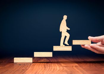 Η βιομηχανία του life coaching: Πότε βοηθά και πότε γίνεται επικίνδυνη;