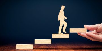 Η βιομηχανία του life coaching: Πότε βοηθά και πότε γίνεται επικίνδυνη;