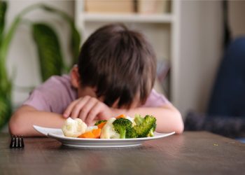 Πώς να πείσετε τα παιδιά να φάνε λαχανικά χωρίς καβγάδες στο τραπέζι;