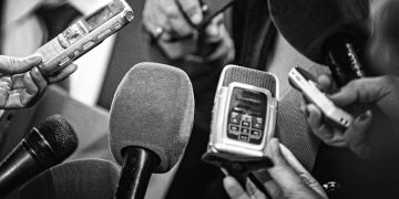 «Σκιώδη πλοίο»: Όταν η δημόσια γλώσσα μπάζει νερά