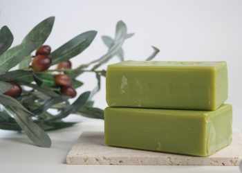 Το σαπούνι της γιαγιάς που κάνει… τα πάντα; Η αλήθεια πίσω από το πράσινο σαπούνι ελιάς