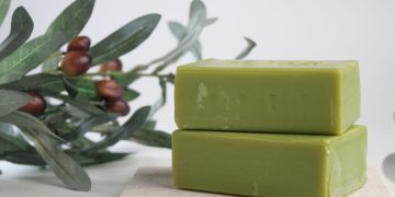 Το σαπούνι της γιαγιάς που κάνει… τα πάντα; Η αλήθεια πίσω από το πράσινο σαπούνι ελιάς