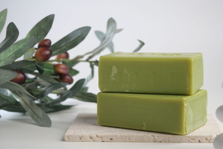 Το σαπούνι της γιαγιάς που κάνει… τα πάντα; Η αλήθεια πίσω από το πράσινο σαπούνι ελιάς
