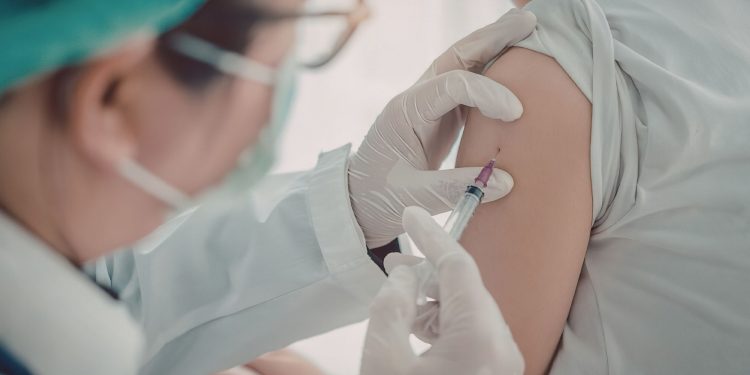 Εμβόλια COVID-19 και μονοκλωνική γαμμαπάθεια αδιευκρίνιστης σημασίας: Τι δείχνει μια μεγάλη πληθυσμιακή μελέτη για την ασφάλεια των ασθενών