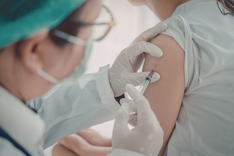 Εμβόλια COVID-19 και μονοκλωνική γαμμαπάθεια αδιευκρίνιστης σημασίας: Τι δείχνει μια μεγάλη πληθυσμιακή μελέτη για την ασφάλεια των ασθενών