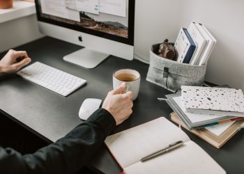 Γιατί δεν θέλουμε να γυρίσουμε στη δουλειά μετά το Πάσχα — και τι να κάνουμε γι’ αυτό