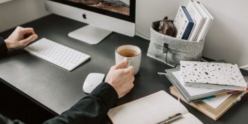 Γιατί δεν θέλουμε να γυρίσουμε στη δουλειά μετά το Πάσχα — και τι να κάνουμε γι’ αυτό