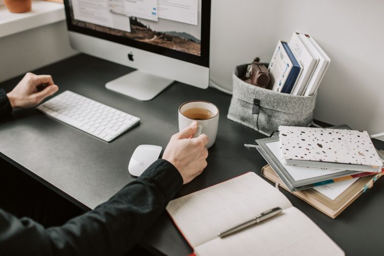 Γιατί δεν θέλουμε να γυρίσουμε στη δουλειά μετά το Πάσχα — και τι να κάνουμε γι’ αυτό