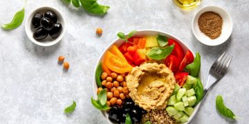 Μεσογειακή διατροφή: Μειώνει την αρτηριακή πίεση και ενδέχεται να επιβραδύνει τη γήρανση του εγκεφάλου