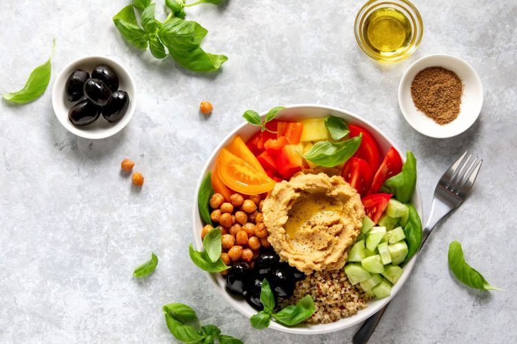 Μεσογειακή διατροφή: Μειώνει την αρτηριακή πίεση και ενδέχεται να επιβραδύνει τη γήρανση του εγκεφάλου