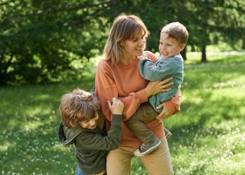 μαμά με παιδιά