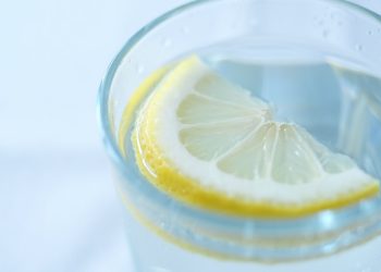 Νερό με λεμόνι το πρωί