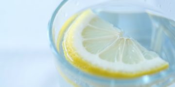 Νερό με λεμόνι το πρωί