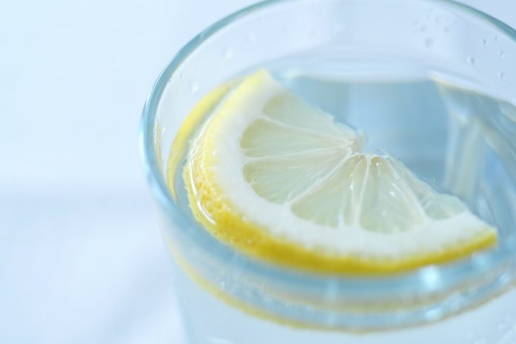Νερό με λεμόνι το πρωί
