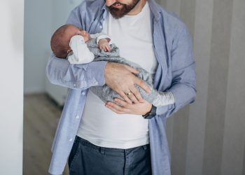 Πατρότητα και ορμόνες: Πώς αλλάζει το ανδρικό σώμα πριν ακόμη γεννηθεί το παιδί