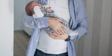 Πατρότητα και ορμόνες: Πώς αλλάζει το ανδρικό σώμα πριν ακόμη γεννηθεί το παιδί