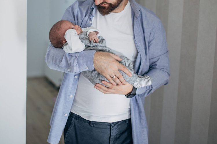 Πατρότητα και ορμόνες: Πώς αλλάζει το ανδρικό σώμα πριν ακόμη γεννηθεί το παιδί