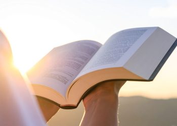 Η σιωπηλή απομάκρυνση από τα βιβλία: Γιατί οι Έλληνες διαβάζουν όλο και λιγότερο;