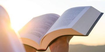 Η σιωπηλή απομάκρυνση από τα βιβλία: Γιατί οι Έλληνες διαβάζουν όλο και λιγότερο;