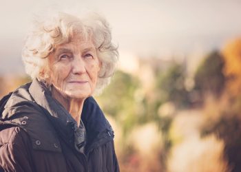 Ηλικία και αποδοχή: Το βάρος που κουβαλούν σιωπηλά οι γυναίκες