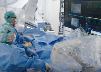 Η Siemens Healthineers παρουσιάζει την τελευταία σειρά επεμβατικών συστημάτων της με Optiq AI