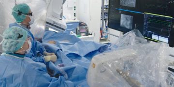 Η Siemens Healthineers παρουσιάζει την τελευταία σειρά επεμβατικών συστημάτων της με Optiq AI
