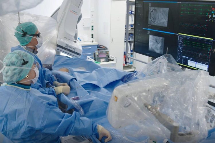Η Siemens Healthineers παρουσιάζει την τελευταία σειρά επεμβατικών συστημάτων της με Optiq AI