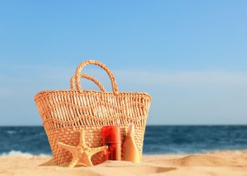 Καλλυντικά το καλοκαίρι: Ποια χρειάζεστε πραγματικά και ποια μπορείτε να αφήσετε στην άκρη;