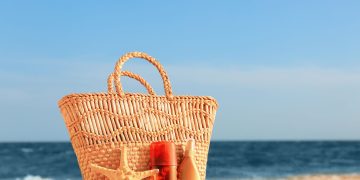 Καλλυντικά το καλοκαίρι: Ποια χρειάζεστε πραγματικά και ποια μπορείτε να αφήσετε στην άκρη;
