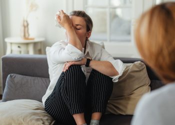 Ο «φίλος» παράσιτο: Η ύπουλη τέχνη της εκμετάλλευσης και πώς να σπάσεις τα δεσμά
