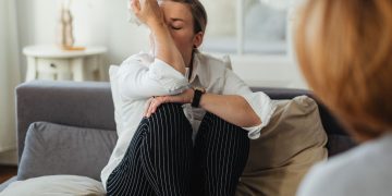 Ο «φίλος» παράσιτο: Η ύπουλη τέχνη της εκμετάλλευσης και πώς να σπάσεις τα δεσμά
