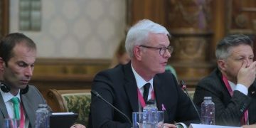 Oliver Bleck (Roche): Η πολιτική βούληση και οι στρατηγικές επενδύσεις απαραίτητες για την ενίσχυση της φαρμακευτικής καινοτομίας σε Ευρώπη και Ελλάδα