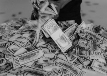 Όταν ο πλούτος γίνεται παράσταση: Η νέα κουλτούρα της επίδειξης στα social media