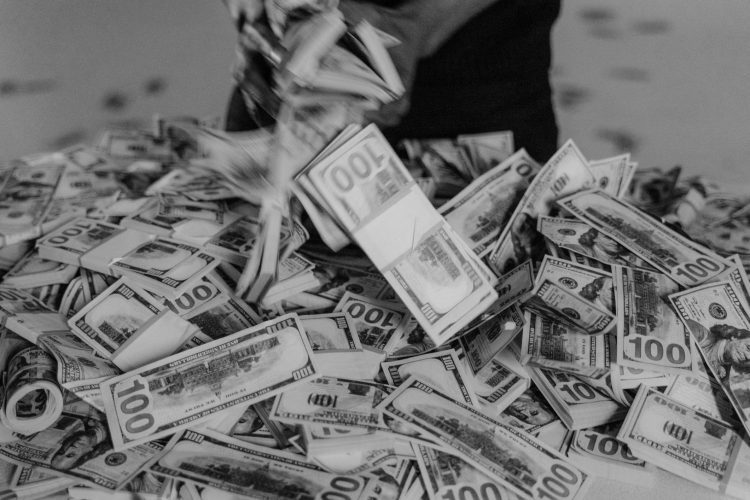 Όταν ο πλούτος γίνεται παράσταση: Η νέα κουλτούρα της επίδειξης στα social media